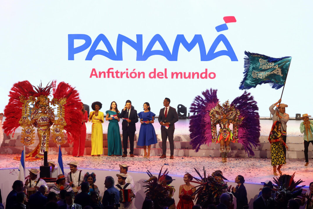 Personas participan durante la presentación de la nueva marca país de Panamá este miércoles en Ciudad de Panamá (Panamá). EFE/Carlos Lemos