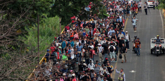 Cientos de migrantes salen en caravana desde el sur de país con destino a la Ciudad de México