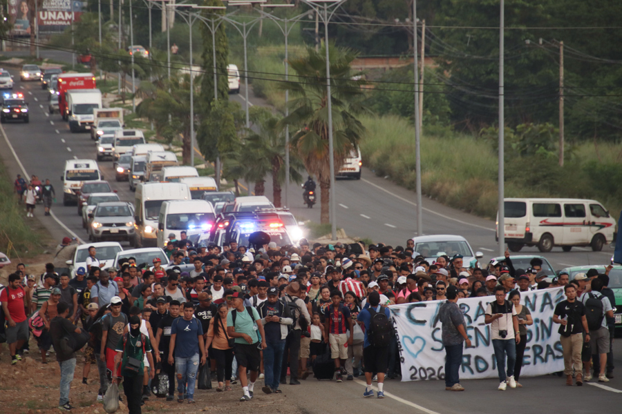 Personas caminan en una caravana migratoria este jueves, con destino a la Ciudad de M&eacute;xico ante la dificultad de continuar hacia Estados Unidos