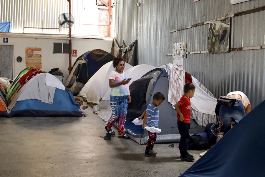 Personas conviven en un albergue este martes, en la ciudad de Tijuana, en Baja California