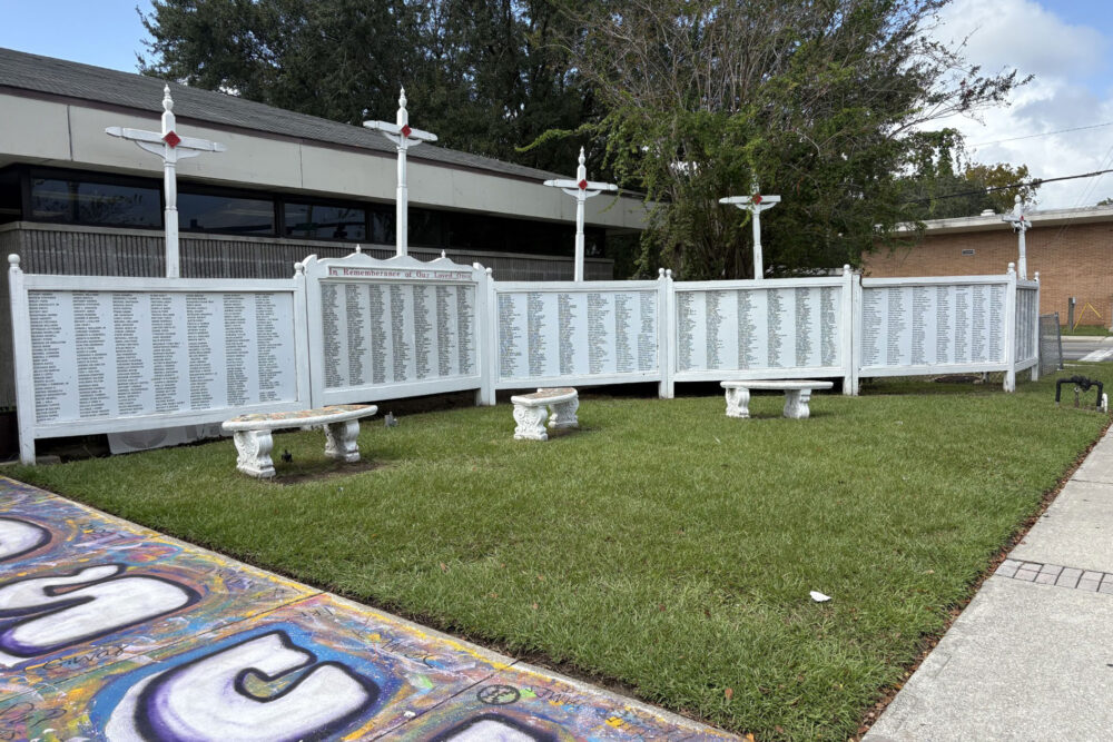 La organización sin fines de lucro de Jacksonville “Families of Slain Children” ha construido un monumento llamado “Muro de la Compasión”, que recoge los nombres de cientos de personas que han perdido la vida a causa de la violencia armada en la ciudad. (Daniel Chang/KFF Health News)