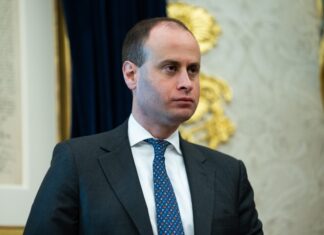 Trump designa a secretario personal de la Casa Blanca como su nuevo asistente