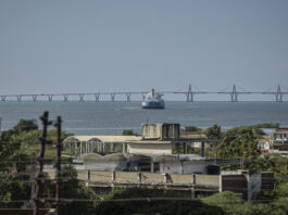 Un acuerdo "histórico": el petróleo cimenta la relación entre EE.UU. y Venezuela buque tanquero de petróleo navegando este sábado en Maracaibo (