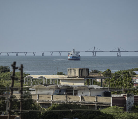 buque tanquero de petróleo navegando este sábado en Maracaibo (