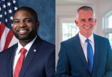 el congresista republicano Byron Donalds (i), respaldado por el presidente estadounidense, Donald Trump, y el excongresista republicano David Jolly