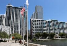 fachada de los edificios de lujo en Edgewater, uno de los barrios costeros urbanos de mayor crecimiento en Miami