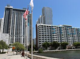 La isla de Miami donde Jeff Bezos tiene casa forma a sus policías como agentes migratorios fachada de los edificios de lujo en Edgewater, uno de los barrios costeros urbanos de mayor crecimiento en Miami