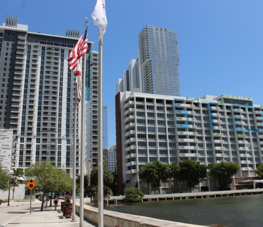 La isla de Miami donde Jeff Bezos tiene casa forma a sus policías como agentes migratorios fachada de los edificios de lujo en Edgewater, uno de los barrios costeros urbanos de mayor crecimiento en Miami