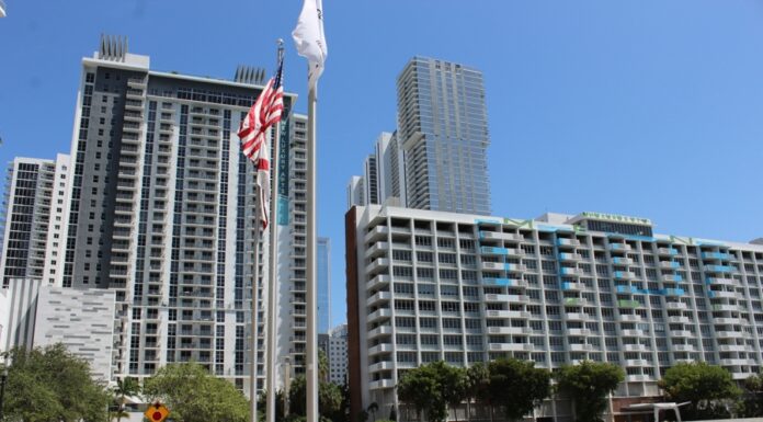 La isla de Miami donde Jeff Bezos tiene casa forma a sus policías como agentes migratorios fachada de los edificios de lujo en Edgewater, uno de los barrios costeros urbanos de mayor crecimiento en Miami
