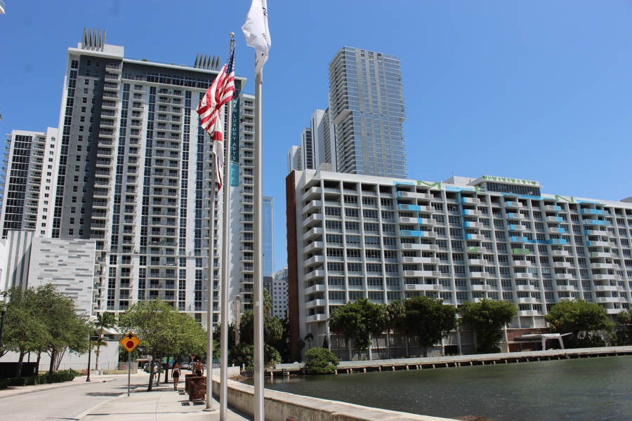 fachada de los edificios de lujo en Edgewater, uno de los barrios costeros urbanos de mayor crecimiento en Miami 