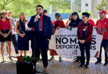Los errores menores que ponen a jóvenes con DACA al borde de la deportación en EE.UU. Roberto Navarro Valenzuela (c-i) de 24 años y estudiante de mecánica espacial en la Universidad de Arizona