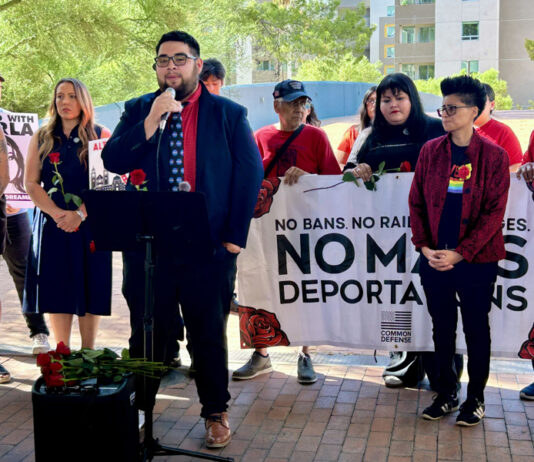 Los errores menores que ponen a jóvenes con DACA al borde de la deportación en EE.UU. Roberto Navarro Valenzuela (c-i) de 24 años y estudiante de mecánica espacial en la Universidad de Arizona