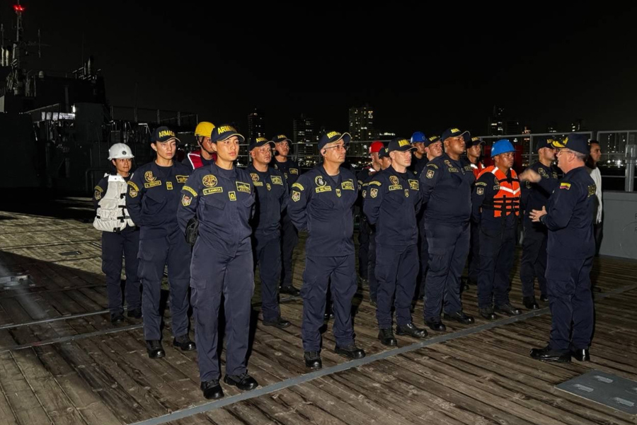  integrantes de la Armada en el buque de apoyo log&iacute;stico ARC 'La Guajira', de la Armada colombiana