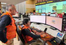 Terremoto de 7,2 en Perú deja dos personas afectadas y daños en infraestructuras jefe del Indeci, Luis Enrique Vásquez (i), monitoreando lo ocurrido por el terremoto de magnitud 7,2 en la región andina de Ayacucho
