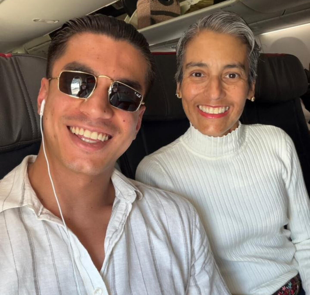 Madre costarricense afronta el cáncer gracias a trasplante de hígado donado por su hijo la empresaria costarricensea, Carolina Espinoza (d), posando junto a su hijo Santiago Espinoza
