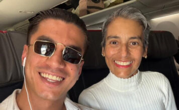 Madre costarricense afronta el cáncer gracias a trasplante de hígado donado por su hijo la empresaria costarricensea, Carolina Espinoza (d), posando junto a su hijo Santiago Espinoza