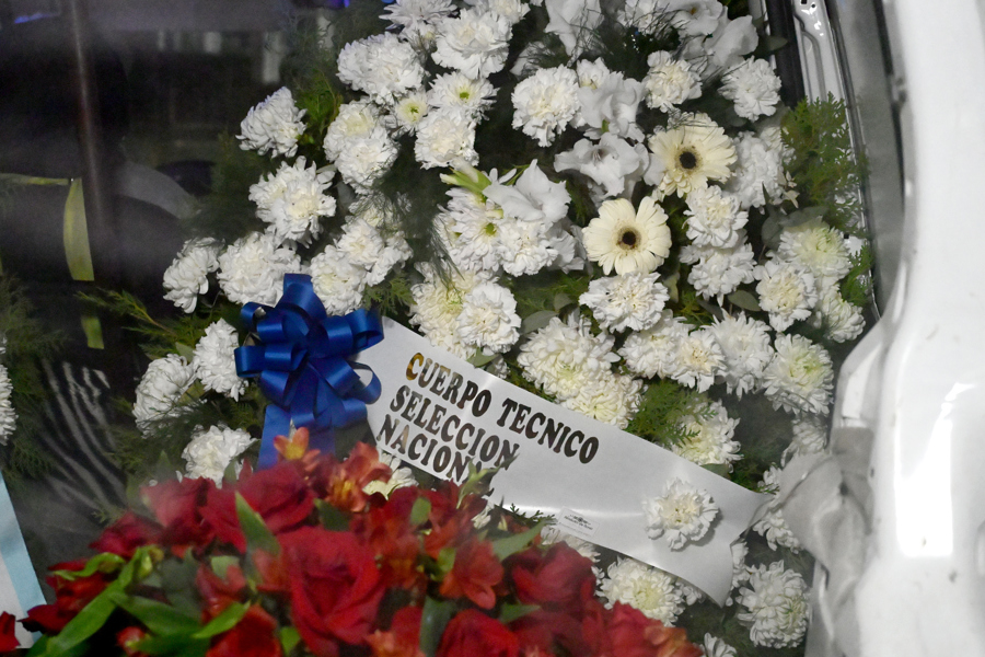  ofrenda floral al interior de un veh&iacute;culo frente al cementerio El Prado 
