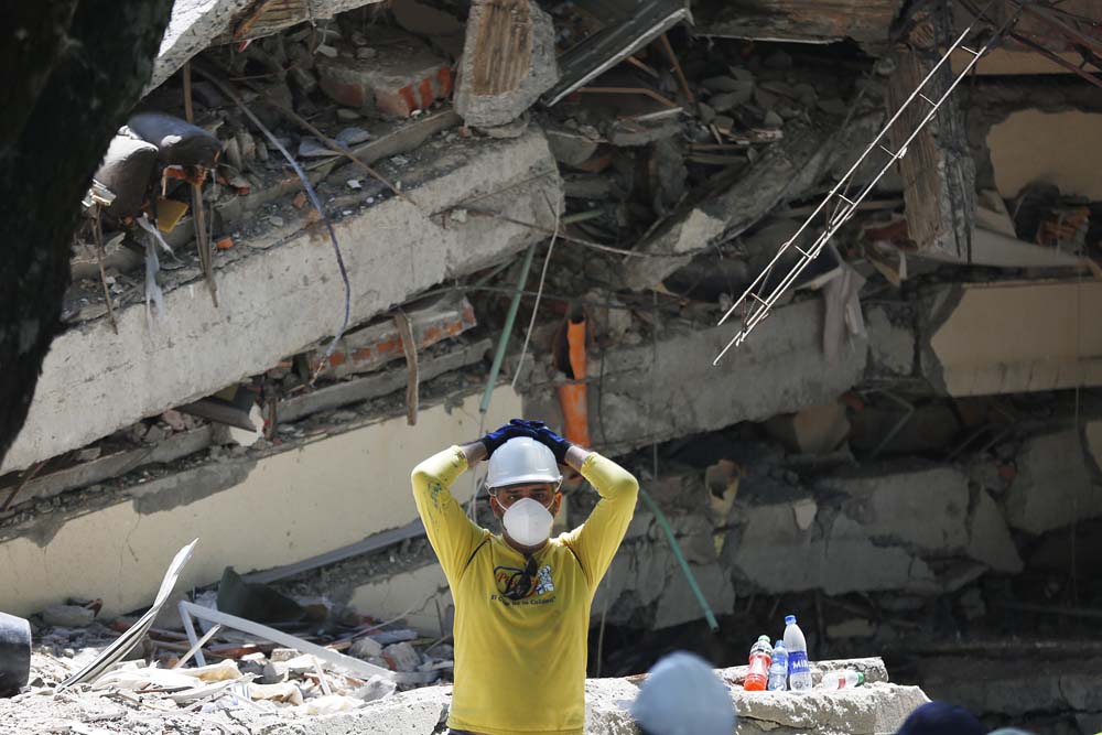 Al menos 240 muertos en cuatro regiones de Colombia por el terremoto