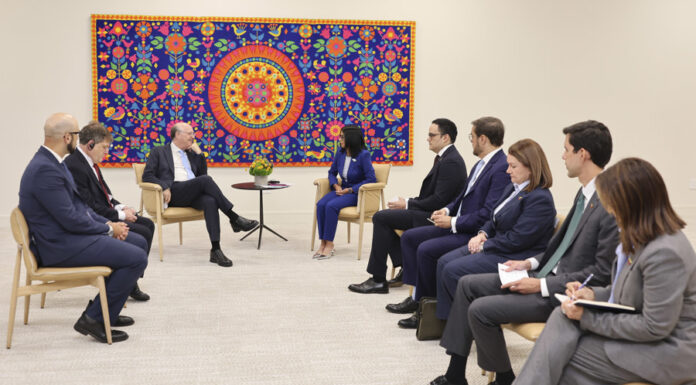 Delcy Rodríguez se reúne con autoridades del BM, FMI y BID al margen de Asamblea de la ONU Delcy Rodríguez y directivos del Banco Interamericano de Desarrollo reunidos en Nueva York