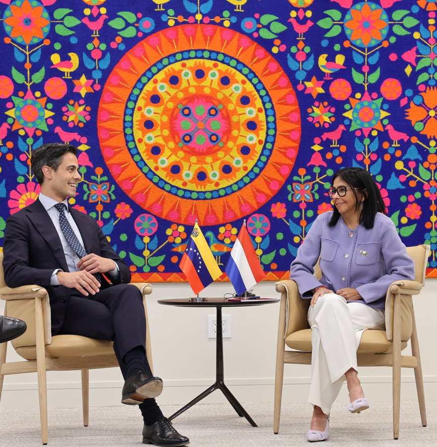 Delcy Rodr&iacute;guez (d), reunida con el primer ministro de Pa&iacute;ses Bajos, Rob Jetten