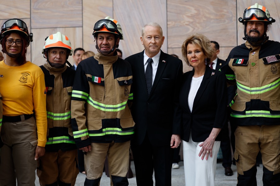 El embajador de Estados Unidos en México, Ronald Johnson (c-d), posa junto a su esposa Alina Johnson (2-d) con un grupo de bomberos durante la conmemoración del 25 aniversario de los atentados del 11 de septiembre de 2001