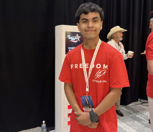 De mártir de MAGA a meme: la transformación de Charlie Kirk un año después de su muerte El estudiante de Criminología y militante del partido republicano John Escobedo