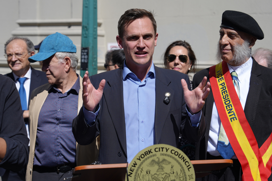 El integrante del Concejo Municipal de Nueva York, Carl Wilson, habla durante la inauguración del nuevo nombre de la calle 14 como 'Little Spain' en homenaje a la comunidad hispana