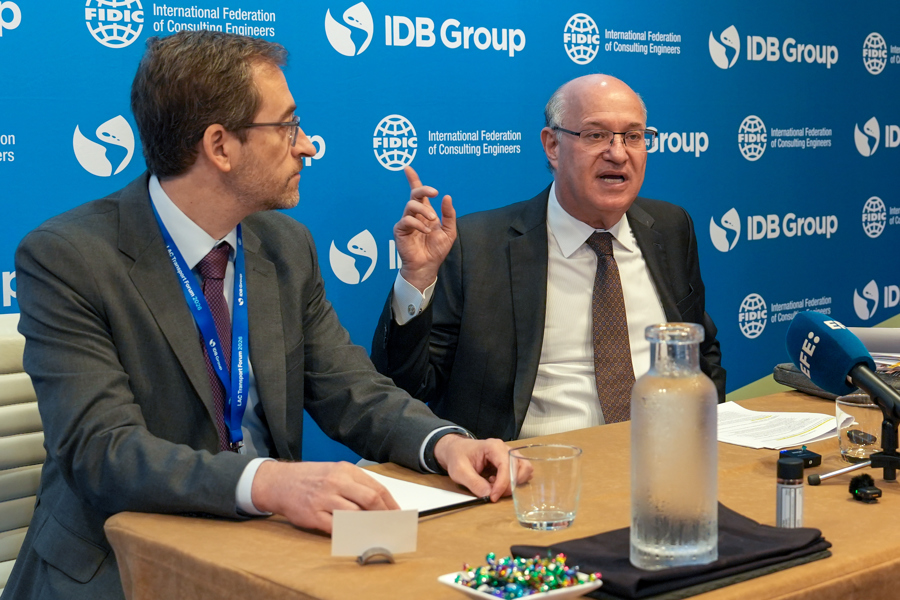 El presidente del Banco Interamericano de Desarrollo (BID), Ilan Goldfajn (d), habla junto al gerente del sector de Infraestructura y Energía, Tomás Serebrisky