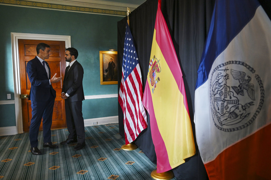  El presidente del Gobierno espa&ntilde;ol, Pedro S&aacute;nchez (izda), saluda al alcalde de Nueva York, Zohran Mamdani