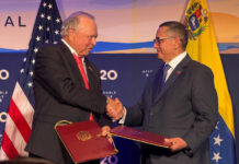 Continental Resources firma un memorando con PDVSA para operar un bloque petrolero El vicepresidente ejecutivo de PDVSA, Jovanny Martínez (d), estrecha la mano del fundador de Continental Resources, Harold Hamm