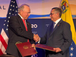 Continental Resources firma un memorando con PDVSA para operar un bloque petrolero El vicepresidente ejecutivo de PDVSA, Jovanny Martínez (d), estrecha la mano del fundador de Continental Resources, Harold Hamm