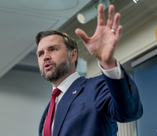 Trump justifica a Vance por negar que hay una guerra en Irán: "Es un conflicto menor"