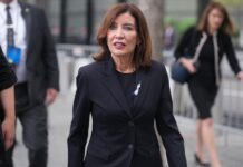 Nueva York amplía la regulación para desarrolladores de Inteligencia Artificial Kathy Hochul