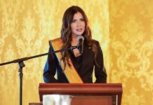 Exsecretaria Kristi Noem se divorcia tras el escándalo de travestismo de su marido Kristi Noem