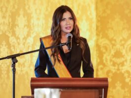 Exsecretaria Kristi Noem se divorcia tras el escándalo de travestismo de su marido Kristi Noem