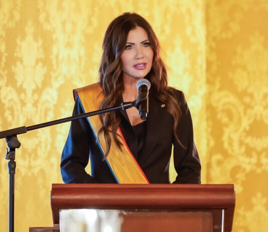 Exsecretaria Kristi Noem se divorcia tras el escándalo de travestismo de su marido Kristi Noem
