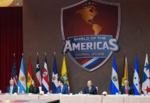 Kristi Noem (2-i), junto al secretario de Estado de Estados Unidos, Marco Rubio (c), en una reunión durante la Cumbre 'Escudo de los Américas' en Miami