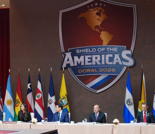 Kristi Noem (2-i), junto al secretario de Estado de Estados Unidos, Marco Rubio (c), en una reunión durante la Cumbre 'Escudo de los Américas' en Miami