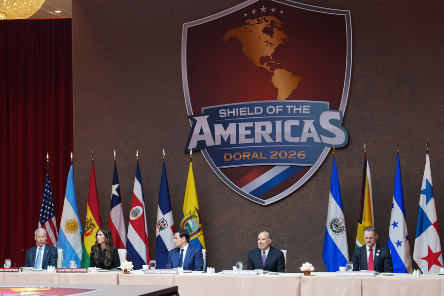 Brasil: la última batalla del giro a la derecha en Latinoamérica impulsado por Trump Kristi Noem (2-i), junto al secretario de Estado de Estados Unidos, Marco Rubio (c), en una reunión durante la Cumbre 'Escudo de los Américas' en Miami