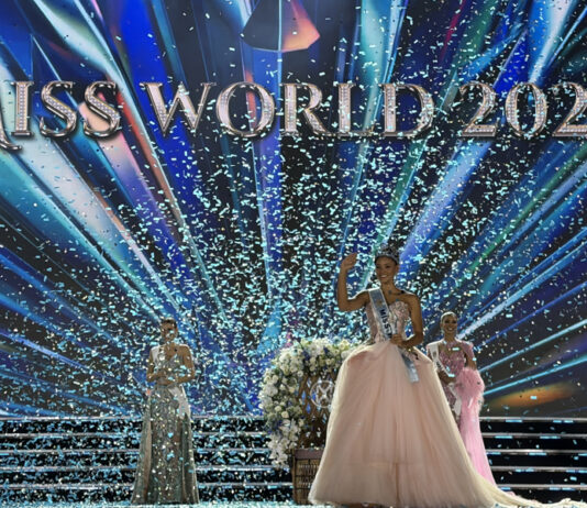 La docente y comunicadora dominicana Joheirry Mola ganó este sábado en Vietnam la corona de Miss Mundo 2026