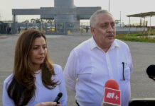 Exgobernador mexicano seguirá proceso por contrabando de combustibles desde su domicilio La hija de Ernesto Ruffo Appel, Verónica Ruffo, y el presidente de SOMOS, Guadalupe Acosta Naranjo