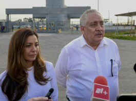 La hija de Ernesto Ruffo Appel, Verónica Ruffo, y el presidente de SOMOS, Guadalupe Acosta Naranjo