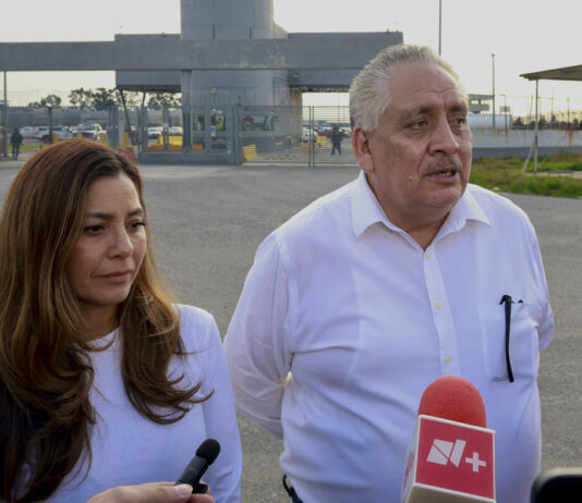 La hija de Ernesto Ruffo Appel, Verónica Ruffo, y el presidente de SOMOS, Guadalupe Acosta Naranjo
