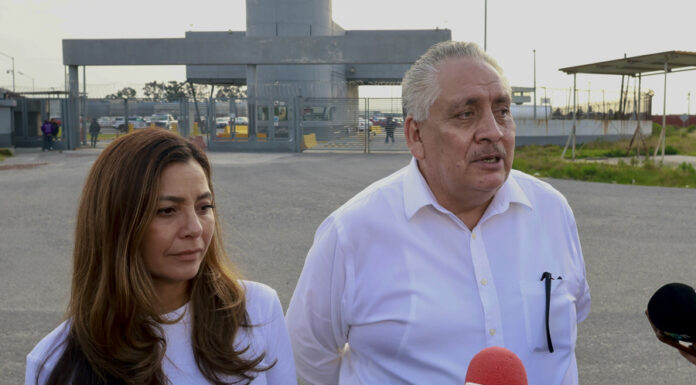 Exgobernador mexicano seguirá proceso por contrabando de combustibles desde su domicilio La hija de Ernesto Ruffo Appel, Verónica Ruffo, y el presidente de SOMOS, Guadalupe Acosta Naranjo
