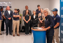 La presidenta de la Junta Nacional de Transporte (NTSB, en inglés), Jennifer Homendy, habla junto al investigador de la NTSB, Chihoon Shin