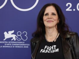 Laura Poitras abandera en Venecia el lema 'Fuck ICE': "El migrante vive con miedo en EEUU" Laura Poitras