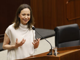 Mayor bloque opositor de Venezuela exige respeto al derecho de Machado de volver a su país María Corina Machado