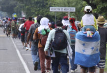 Caravana de unos 300 migrantes centroamericanos ingresa a México desde Guatemala