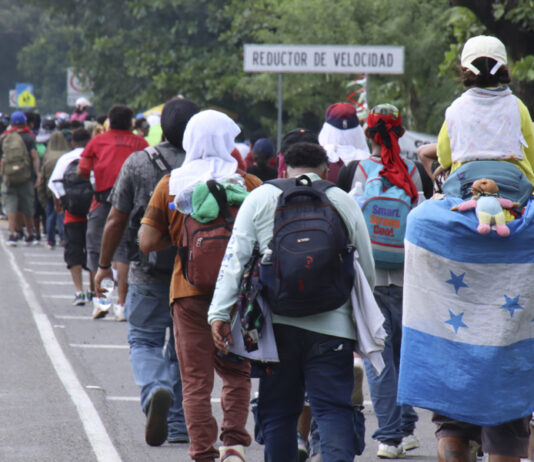 Caravana de unos 300 migrantes centroamericanos ingresa a México desde Guatemala
