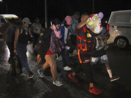 Caravana con más de 600 migrantes retoma camino desde el sur de México a EE.UU. entre lluvia Caravana